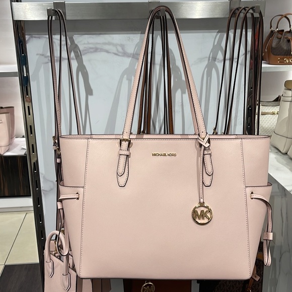 Michael Kors Gilly Large Drawstring Travel Leather Top Zip Tote
Powder Blash - Picture 6 of 16